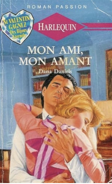 “Couverture du roman Harlequin ‘Mon ami, mon amant’ de Dana Daniels. On y voit un homme brun et une femme blonde s’enlacer passionnément dans une bibliothèque. 